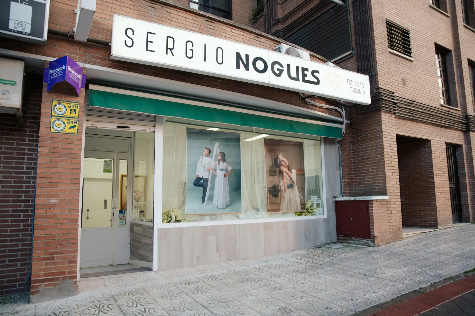 Estudio de Fotografía Sergio Nogués imagen del escaparate exterior