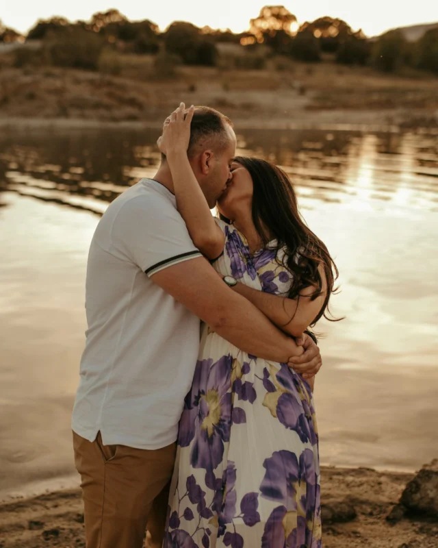 El amor que se siente, no solo se ve, amor en primera persona.

El sol se deslizaba lentamente por el horizonte, tiñendo el cielo de tonos café y dorados. Frente a nuestra cámara, Khate y Carlos no posaban, simplemente existían en su propio universo. Sus miradas, cargadas de historias que solo ellos entendían, hablaban sin necesidad de nada más.

Nos encontrábamos junto al pantano, un espejo natural que reflejaba la serenidad de la tarde. El agua apenas se agitaba con la brisa, como si tampoco quisiera interrumpir el momento. Khate reía con dulzura mientras Carlos le apartaba un mechón de cabello del rostro. No era un gesto planeado, no era un acto para la foto, sino una verdad pura que se colaba entre el obturador y el paisaje.

Capturamos sus manos entrelazadas, el leve temblor de emoción en sus dedos, la forma en que sus cuerpos se inclinaban el uno hacia el otro como si la distancia fuera insoportable. En cada imagen se podía sentir el amor en su estado más auténtico: sin artificios, sin guion.

El sol se escondía tímidamente, pero la luz en sus miradas permanecía. Ahí, en ese instante detenido en el tiempo, entendimos que el amor no necesita grandes escenarios ni palabras rebuscadas. Solo necesita dos almas dispuestas a reflejarse, como aquel pantano reflejaba la paz de su amor.

Y yo, con la cámara en mis manos, sentí cómo su amor vibraba en el aire, envolviéndome sin dejarme indiferente.
@sencillamente_kate 💜 @carlos_ortega_thegentleman